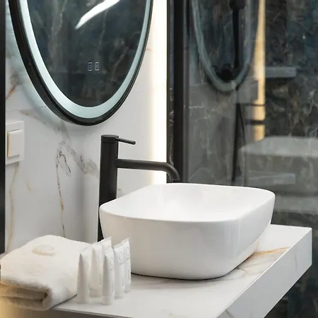 Stylish For 6 With Balcony Near The Main Square By Renters Apartament *