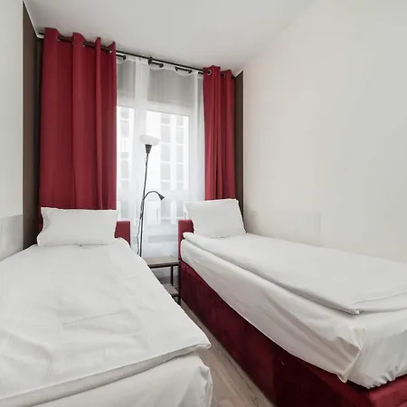 Stylish For 6 With Balcony Near The Main Square By Renters アパート