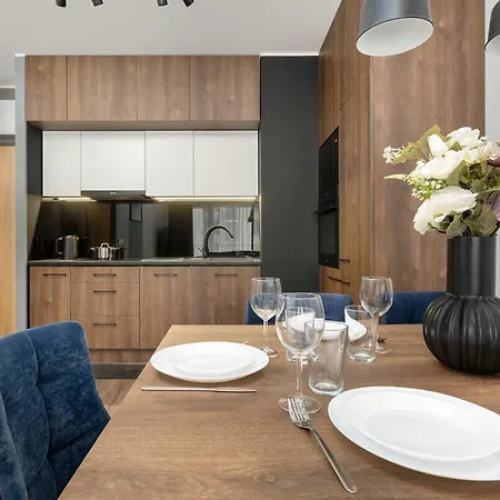 Stylish For 6 With Balcony Near The Main Square By Renters Apartament *