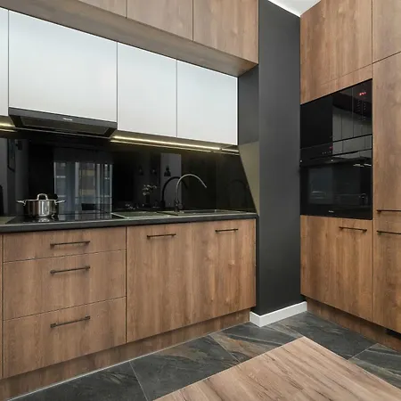 Stylish For 6 With Balcony Near The Main Square By Renters *