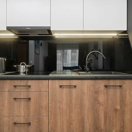 Stylish For 6 With Balcony Near The Main Square By Renters アパート