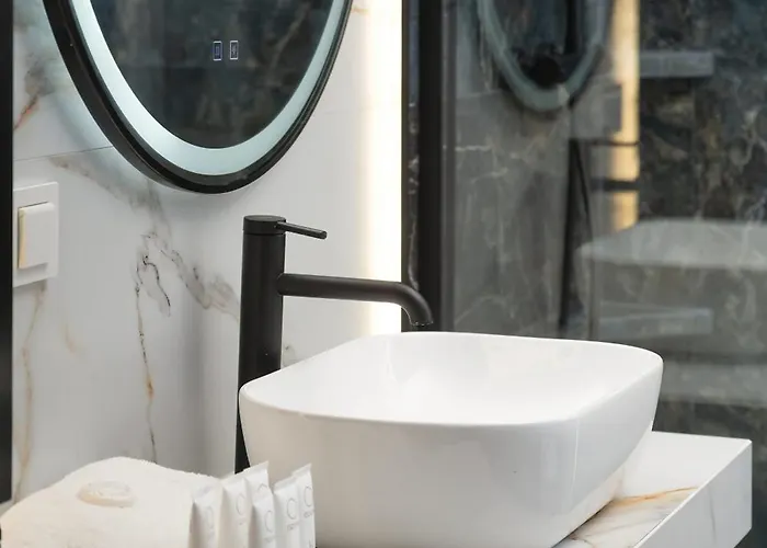 Stylish For 6 With Balcony Near The Main Square By Renters 아파트 *