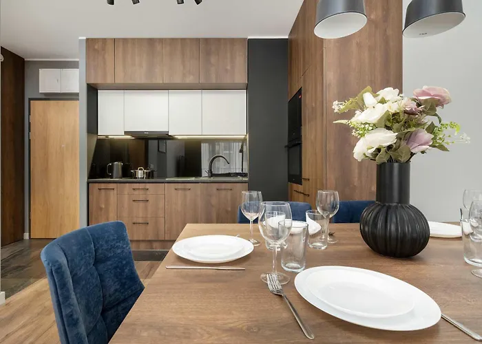 Stylish For 6 With Balcony Near The Main Square By Renters 아파트 *